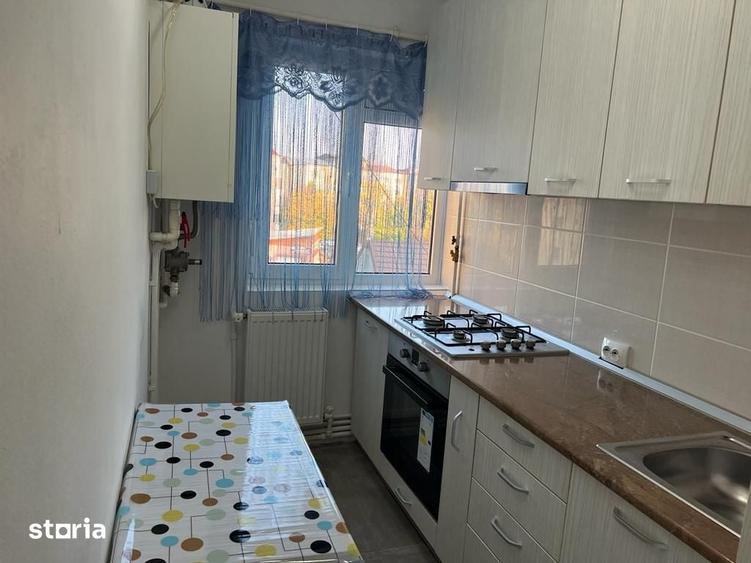 Apartament cu 3 camere semidecomandat în Micro 5
