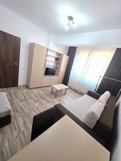 Garsonieră decomandată în Roșu