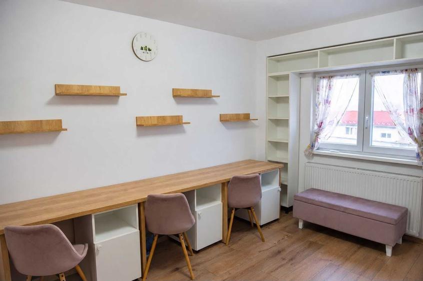 Apartament cu 3 camere decomandat în Exterior Vest