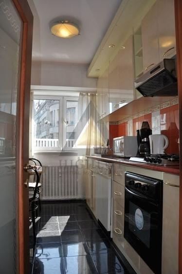Apartament cu 3 camere decomandat, mobilat în P-ța Victoriei