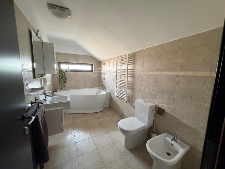 Casă individuală cu 5 camere cu Teren 355 Mp în Central