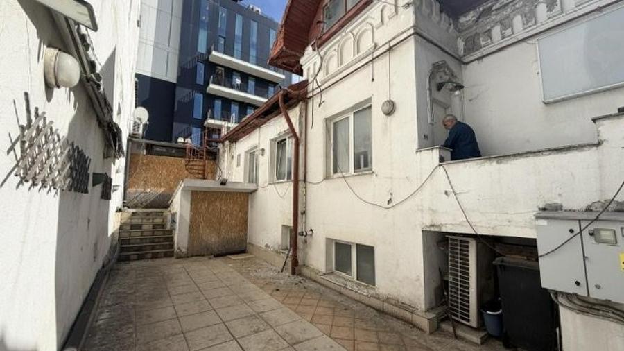 Casă individuală cu 15 camere cu Teren 540 Mp în Central