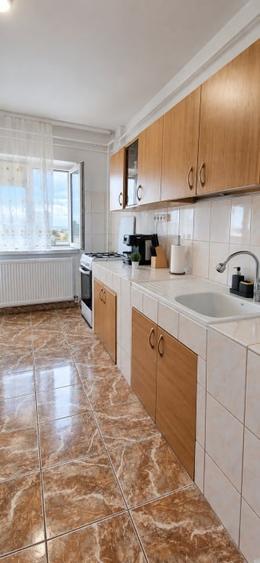 Apartament cu 3 camere decomandat, mobilat în Calea București