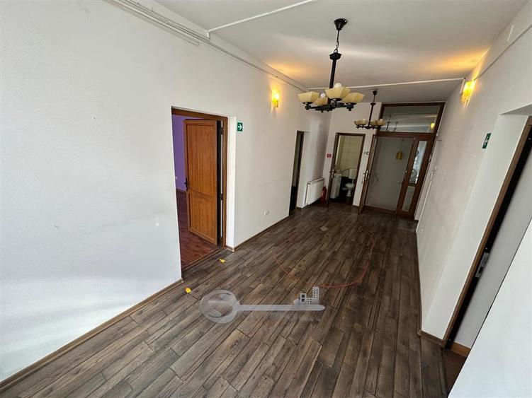 Casă cu 10 camere cu Teren 400 Mp în Central