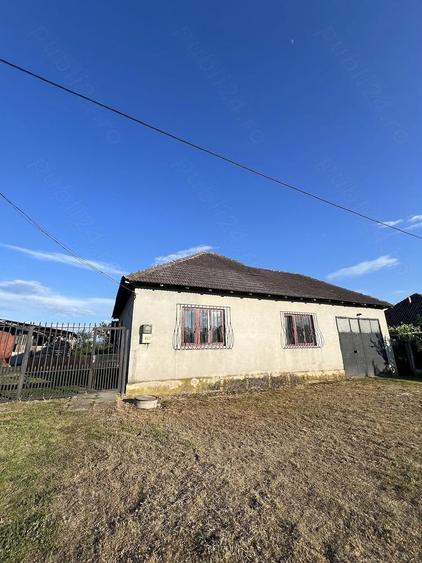 Casă cu 3 camere cu Teren 2000 Mp în Berzovia