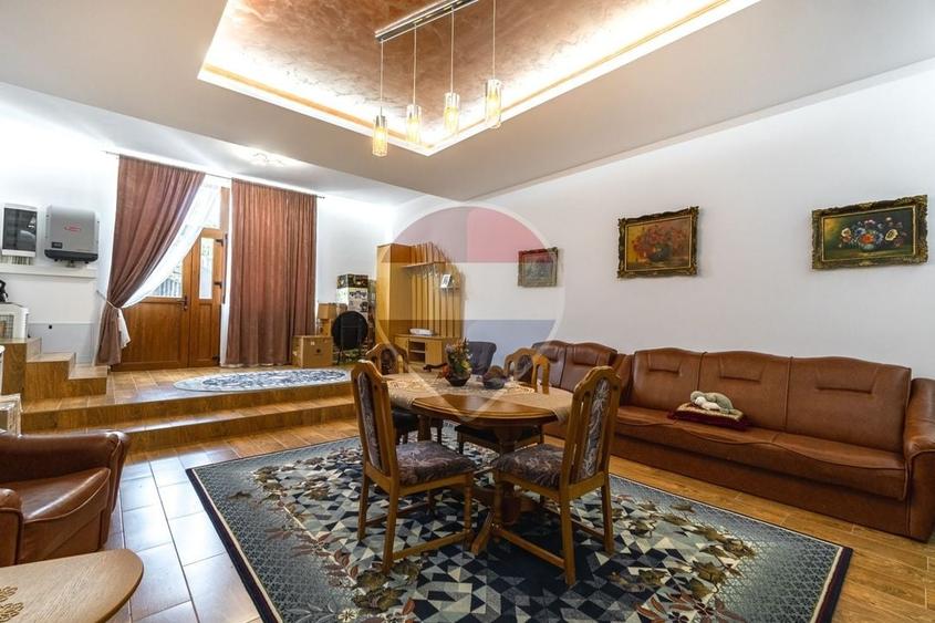 Casă individuală cu 7 camere cu Teren 1332 Mp în Cristian