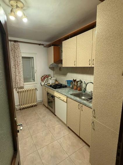 Apartament cu 4 camere semidecomandat, mobilat în Ultracentral