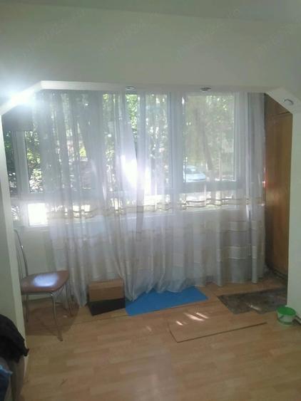 Apartament cu 3 camere semidecomandat în Berceni