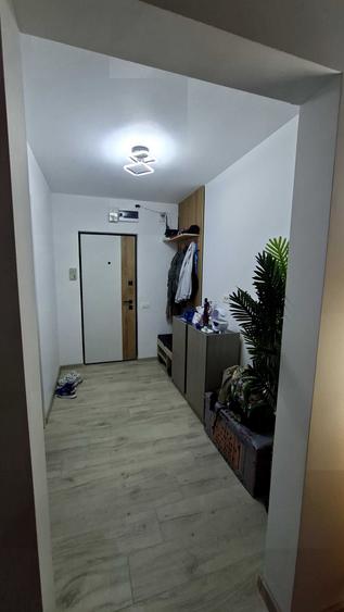 Apartament cu 3 camere semidecomandat în Berceni