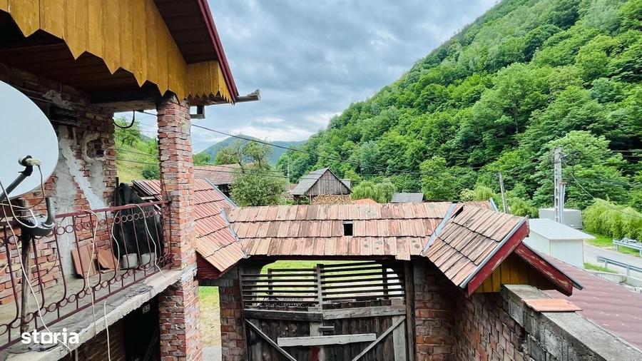 Casă cu 4 camere cu Teren 240 Mp în Central