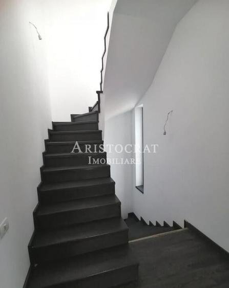 Casă cu 4 camere cu Teren 250 Mp în Ostratu