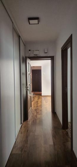 Apartament cu 4 camere semidecomandat, mobilat în Tomis Nord