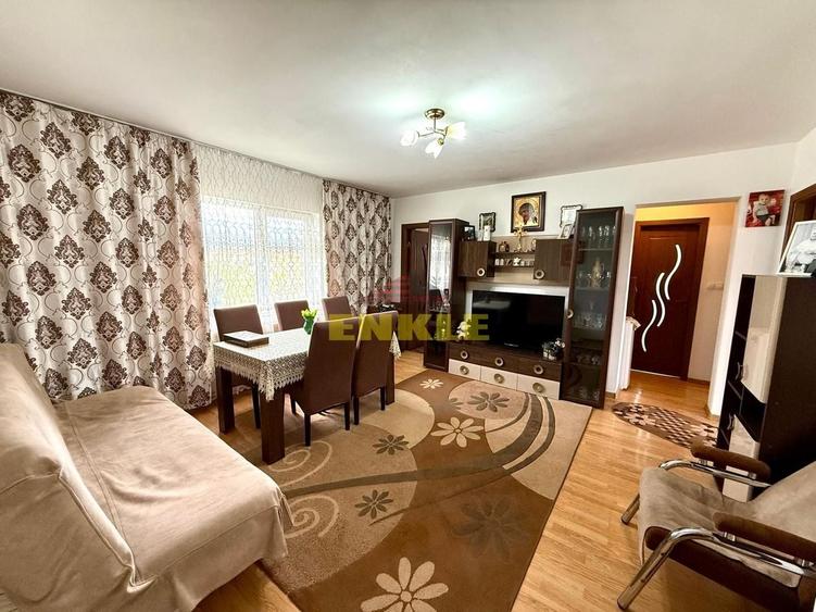 Apartament cu 3 camere semidecomandat în Central