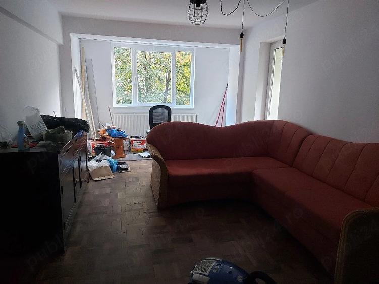Apartament cu 3 camere semidecomandat în Central