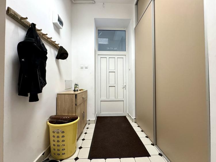 Apartament cu 3 camere semidecomandat, mobilat în Central