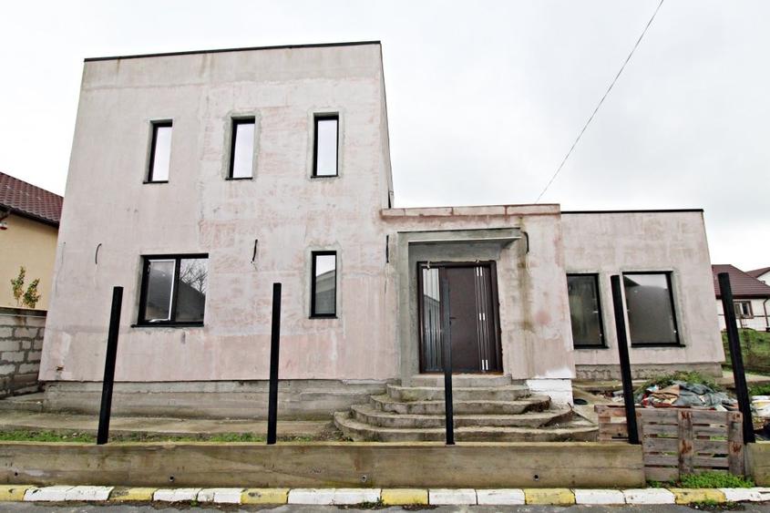 Casă individuală cu 4 camere cu Canalizare în Valu lui Traian