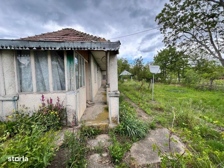 Casă cu 4 camere cu Teren 4430 Mp în Tecucelu Sec