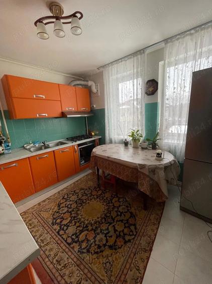 Apartament cu 3 camere semidecomandat în Central