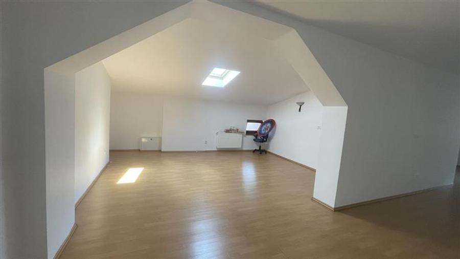Casă individuală cu 8 camere cu Garaj în Tei