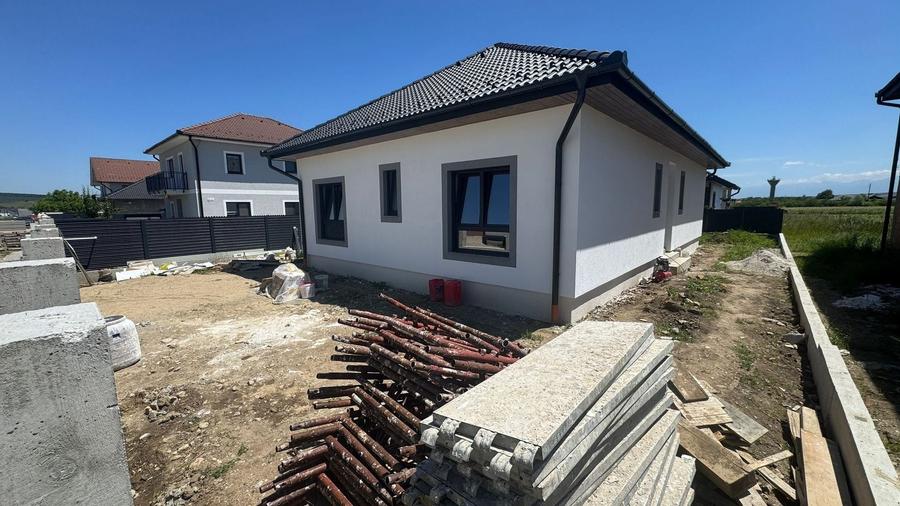 Casă individuală cu 4 camere cu Canalizare în Cristian