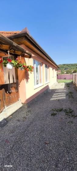 Casă cu 4 camere cu Teren 2000 Mp în Crasna