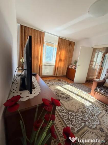 Apartament cu 3 camere semidecomandat în Casa de Cultură
