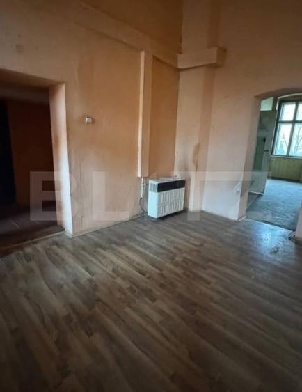 Apartament cu 3 camere semidecomandat în Central