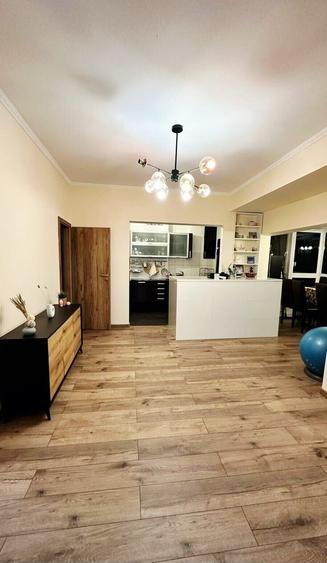 Apartament cu 3 camere semidecomandat, mobilat în Universitate