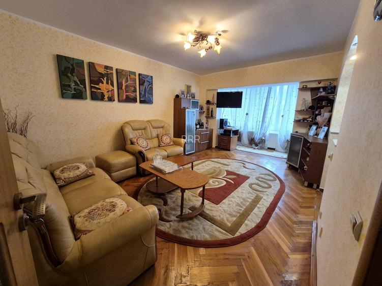Apartament Bulevardul Decebal 3 camere etajul 1