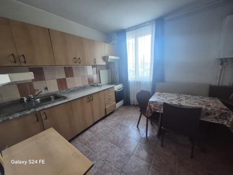 Apartament cu 3 camere semidecomandat în Dărmănești