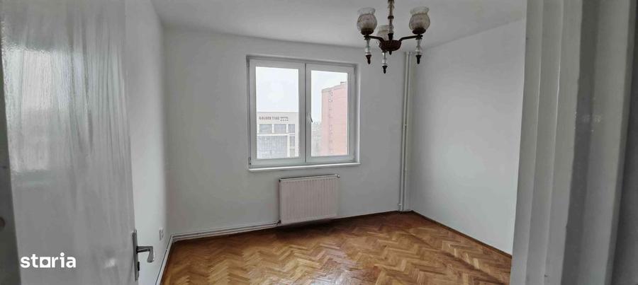 Apartament cu 3 camere decomandat în Calea București