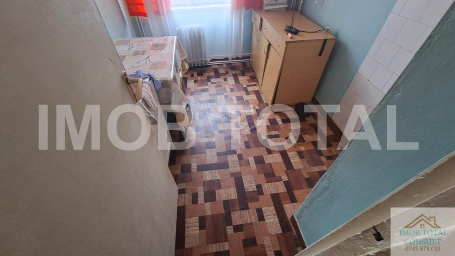 Apartament cu 3 camere semidecomandat în Craiovei
