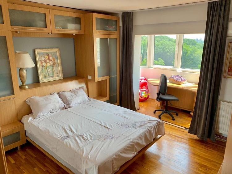 Apartament cu 4 camere semidecomandat, mobilat în Plopilor