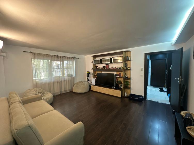 Apartament cu 3 camere semidecomandat în Drumul Taberei