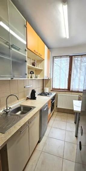 Apartament cu 3 camere semidecomandat, mobilat în Grivița