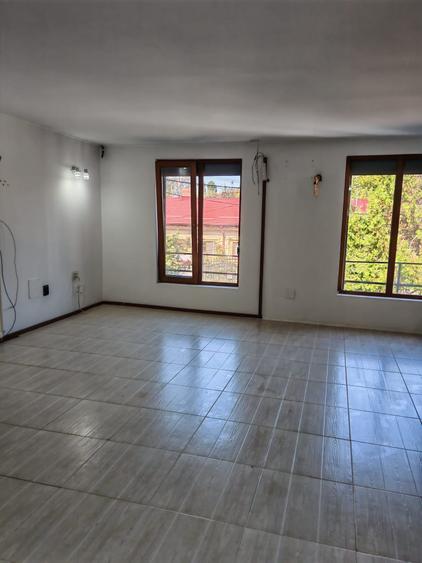 Casă cu 5 camere cu Canalizare în Giulești