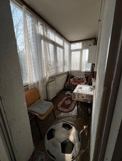 Apartament cu 3 camere decomandat, mobilat în Nicolina
