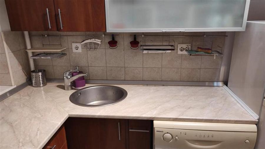 Apartament cu 3 camere semidecomandat în Calea Victoriei