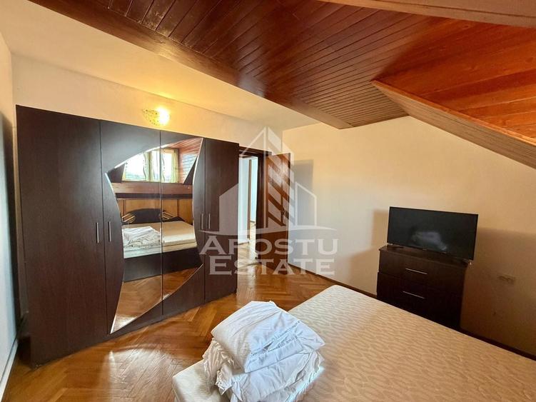 Apartament cu 3 camere semidecomandat, mobilat în P-ța Unirii