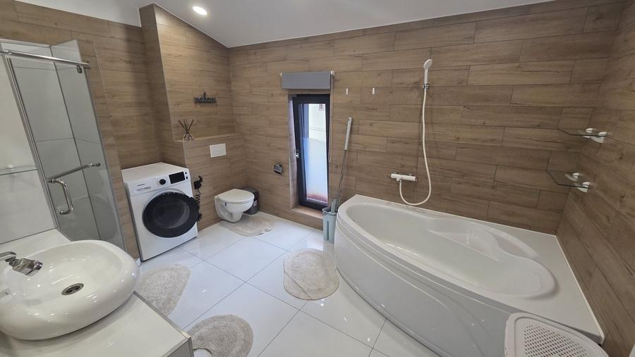 Apartament cu 4 camere decomandat în Central