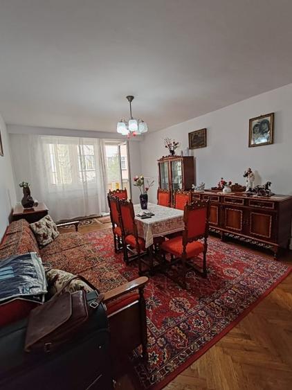Apartament cu 3 camere decomandat, mobilat în Decebal