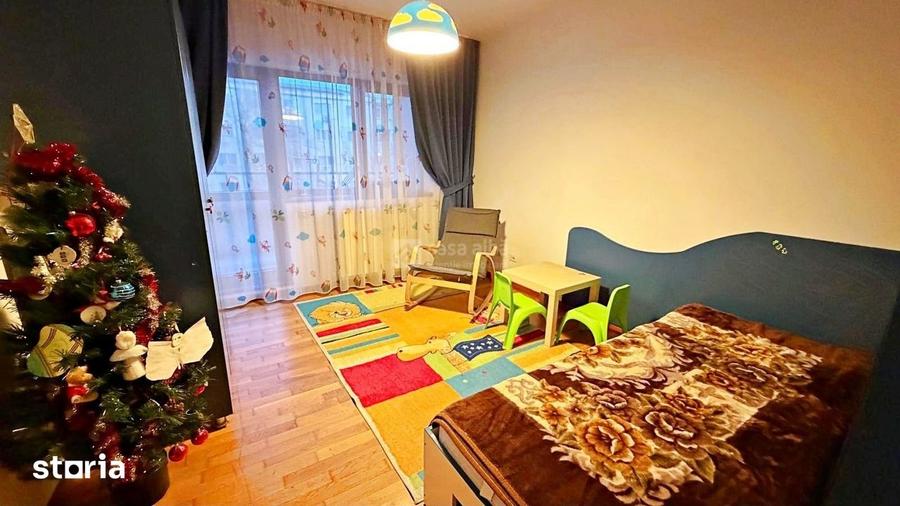 Apartament cu 4 camere decomandat în Podul de Fier