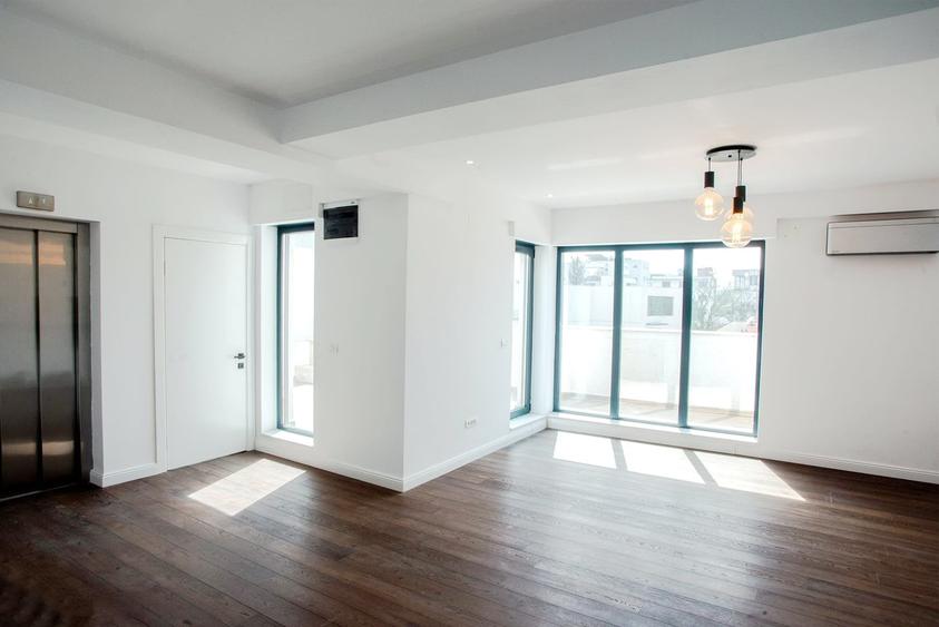 Apartament cu 3 camere decomandat în Polonă
