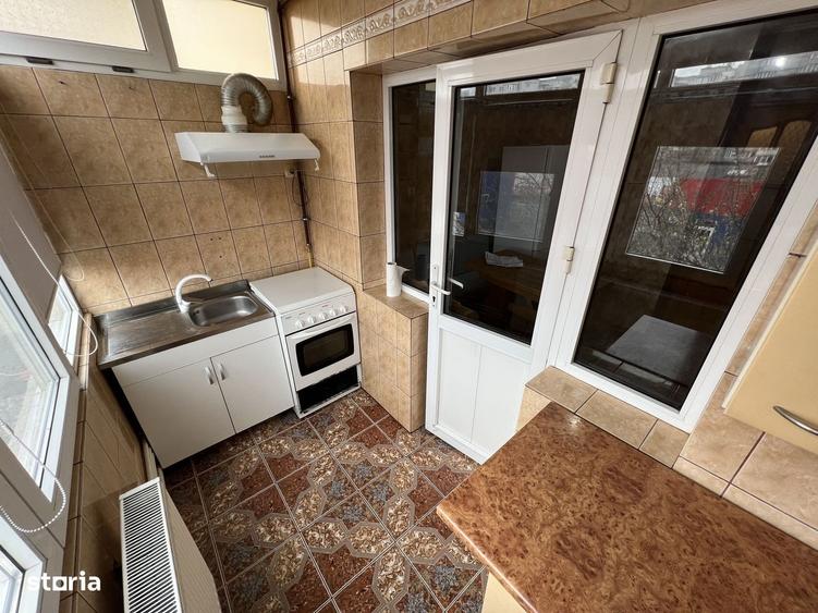 Apartament cu 3 camere decomandat, mobilat în Casa de Cultură
