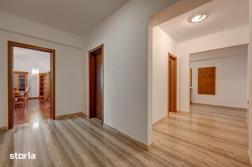 Apartament cu 4 camere în Romană