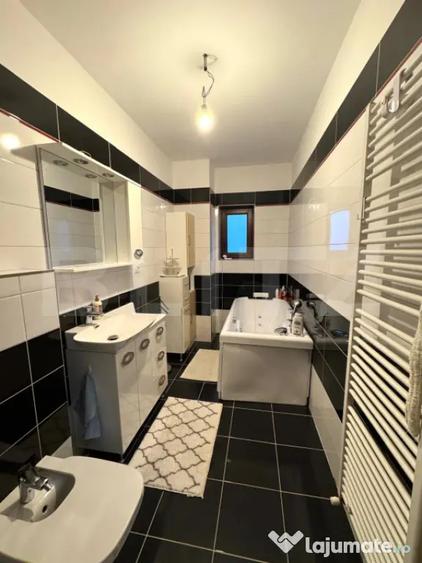 Casă cu 5 camere cu Canalizare în Tractorul