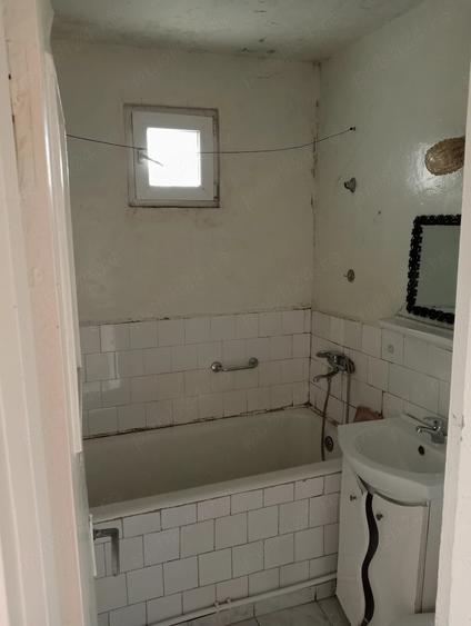 Apartament cu 3 camere semidecomandat în Independenței