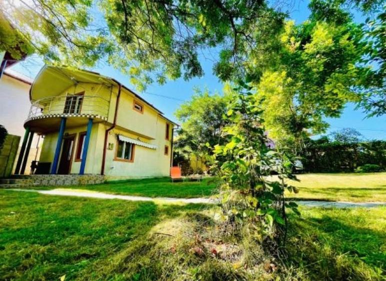 Casă individuală cu 3 camere cu Canalizare în Central