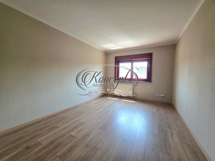 Casă individuală cu 9 camere cu Canalizare în Gruia