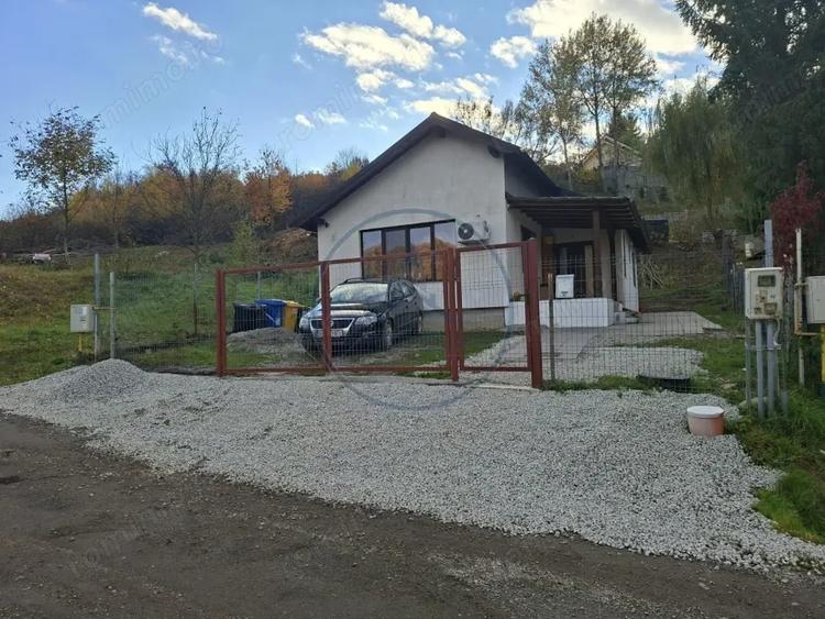 Casă cu 3 camere cu Canalizare în Central